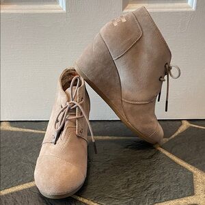 NEW TOMS Ankle Boots - Taupe Suede Lace-Up